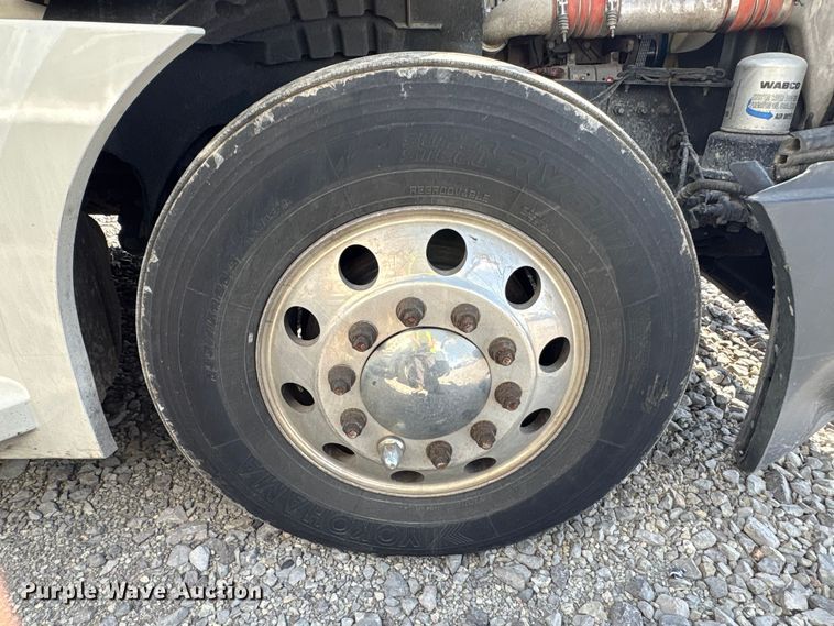 image for item YA2848 2020 Freightliner Cascadia semi truck