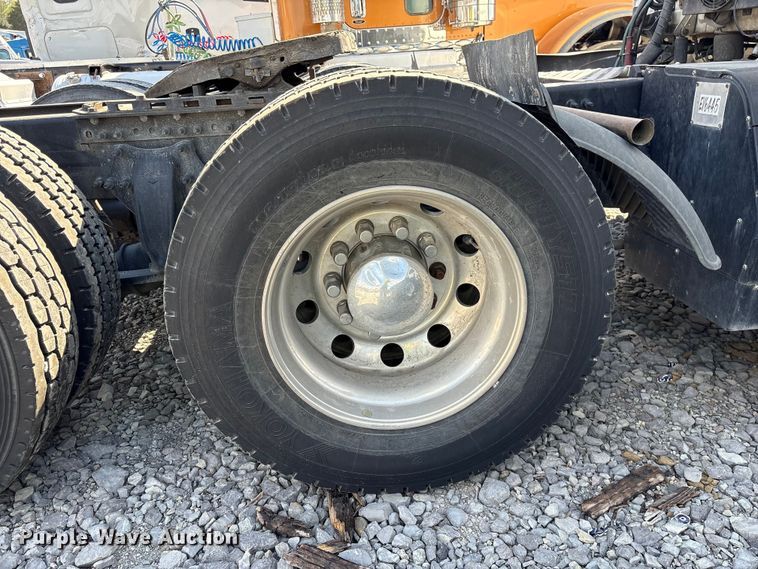 image for item YA2848 2020 Freightliner Cascadia semi truck