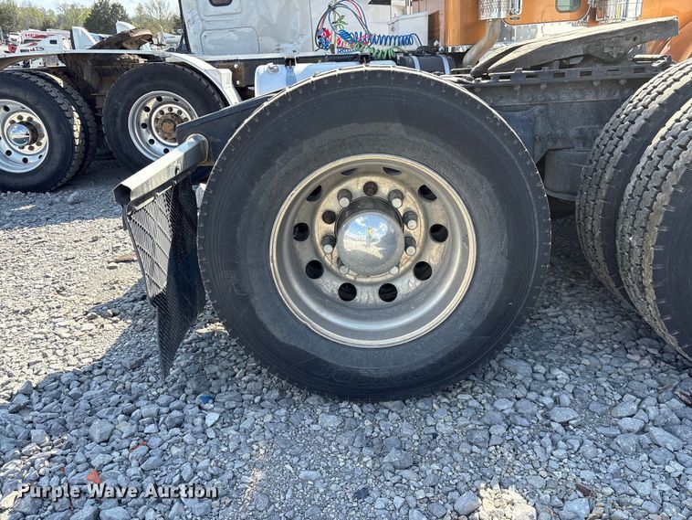 image for item YA2848 2020 Freightliner Cascadia semi truck