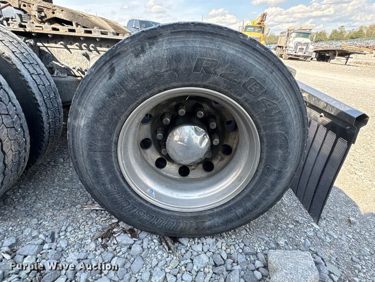 image for item YA2848 2020 Freightliner Cascadia semi truck