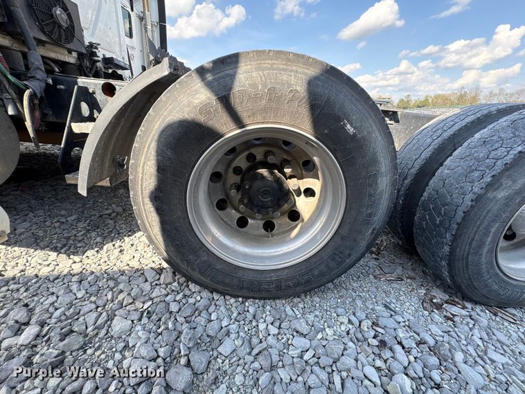 image for item YA2848 2020 Freightliner Cascadia semi truck