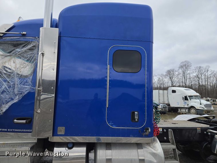 image for item YA2870 2025 Peterbilt 589 semi truck