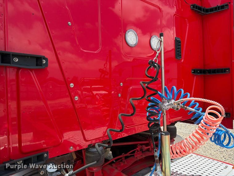 image for item YA2889 2018 International ProStar+ 122 semi truck
