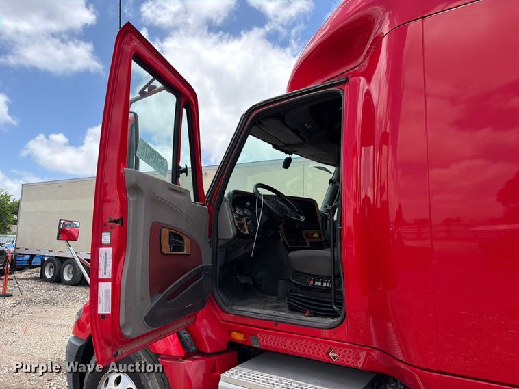 image for item YA2889 2018 International ProStar+ 122 semi truck