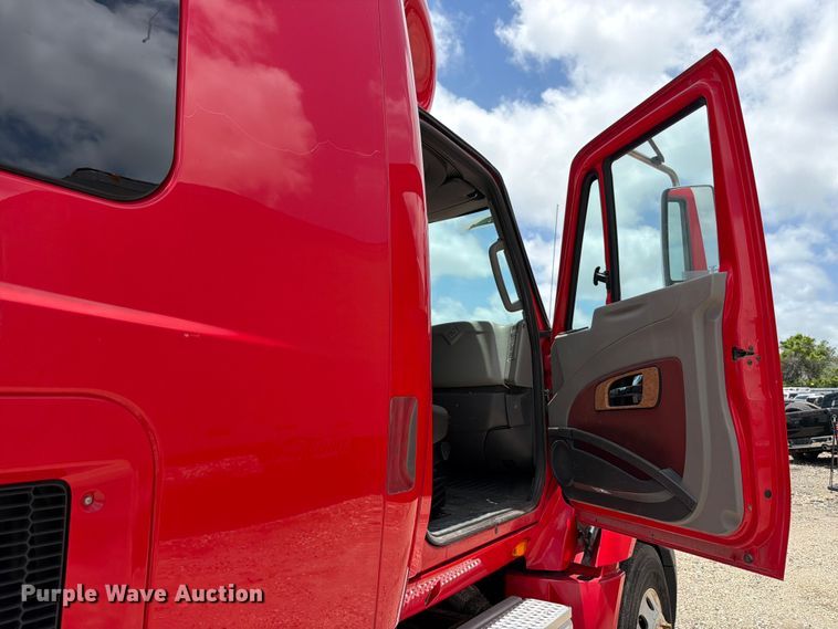 image for item YA2889 2018 International ProStar+ 122 semi truck