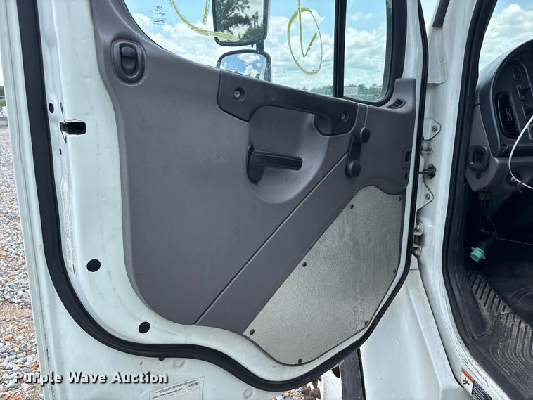 image for item YA2950 2016 Freightliner Business Class M2 box truck