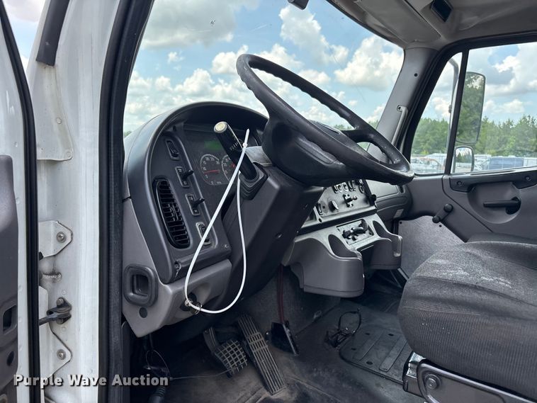 image for item YA2950 2016 Freightliner Business Class M2 box truck