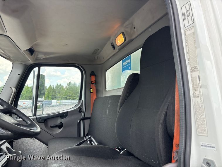 image for item YA2950 2016 Freightliner Business Class M2 box truck