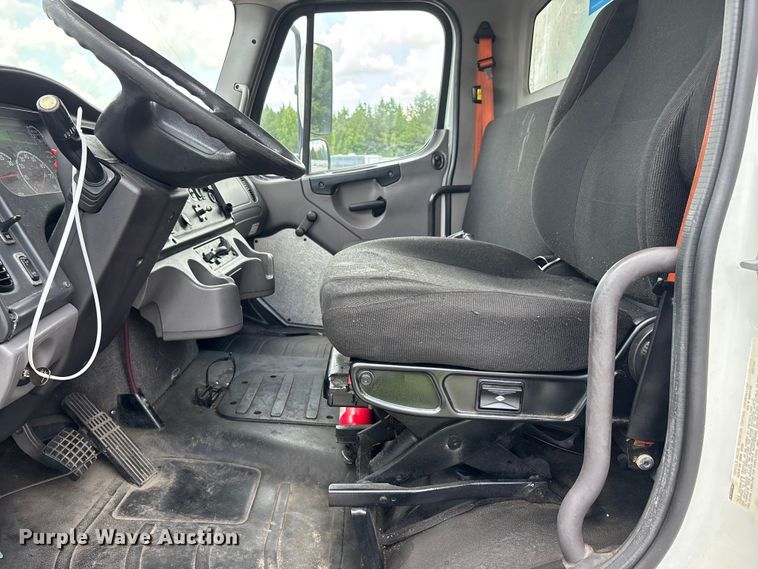 image for item YA2950 2016 Freightliner Business Class M2 box truck