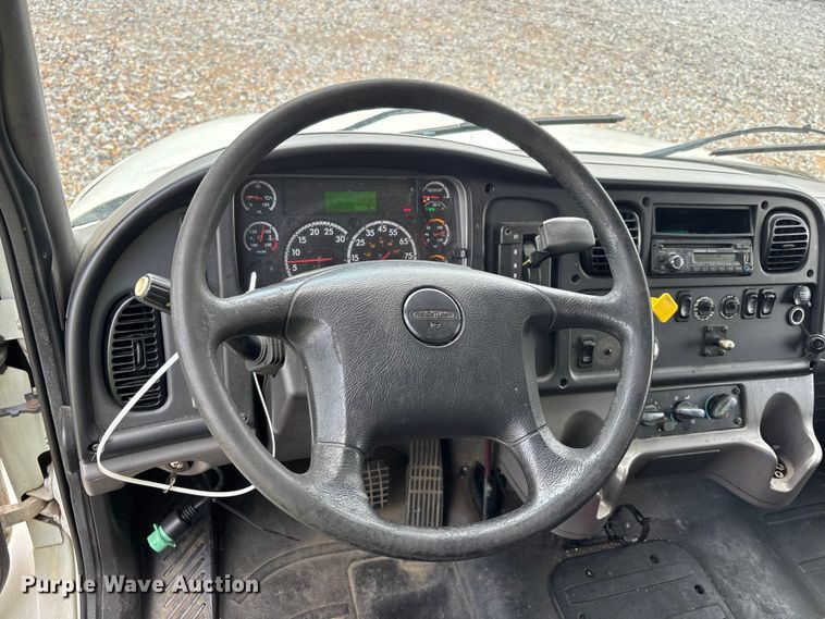 image for item YA2950 2016 Freightliner Business Class M2 box truck