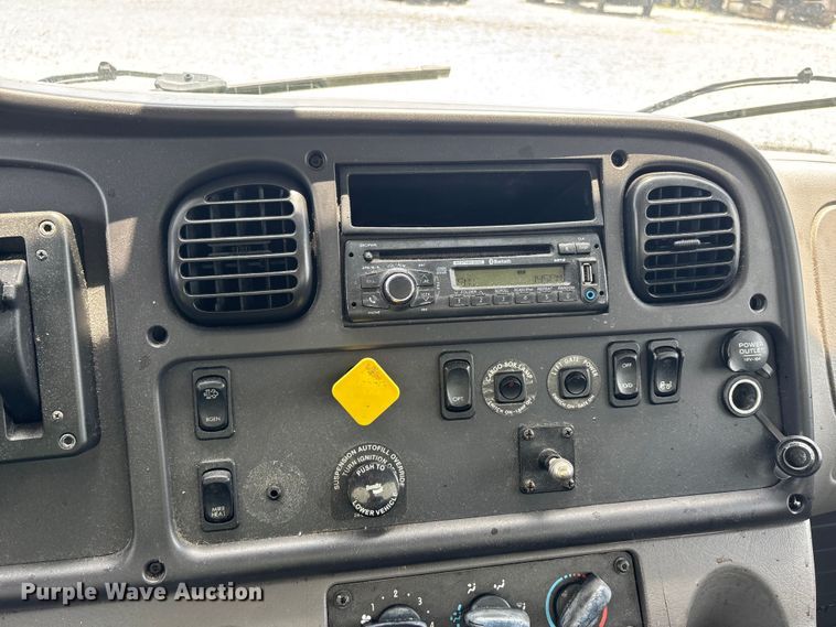 image for item YA2950 2016 Freightliner Business Class M2 box truck