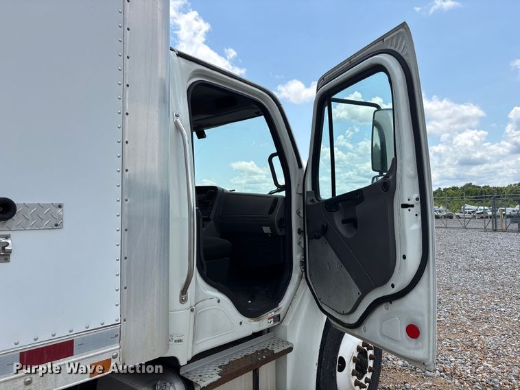 image for item YA2950 2016 Freightliner Business Class M2 box truck