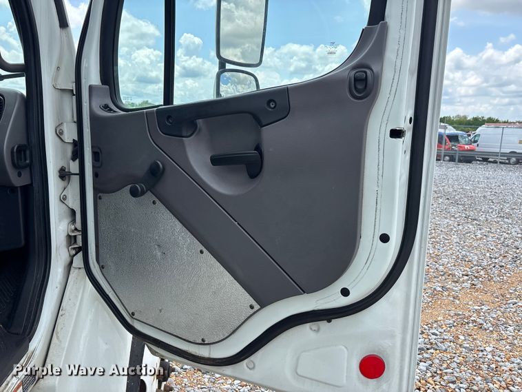 image for item YA2950 2016 Freightliner Business Class M2 box truck