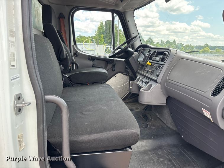 image for item YA2950 2016 Freightliner Business Class M2 box truck