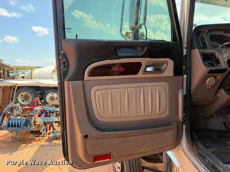 image for item YA3183 2023 Peterbilt 389 semi truck