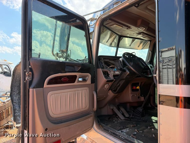 image for item YA3183 2023 Peterbilt 389 semi truck
