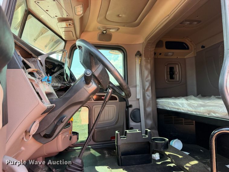 image for item YA3183 2023 Peterbilt 389 semi truck
