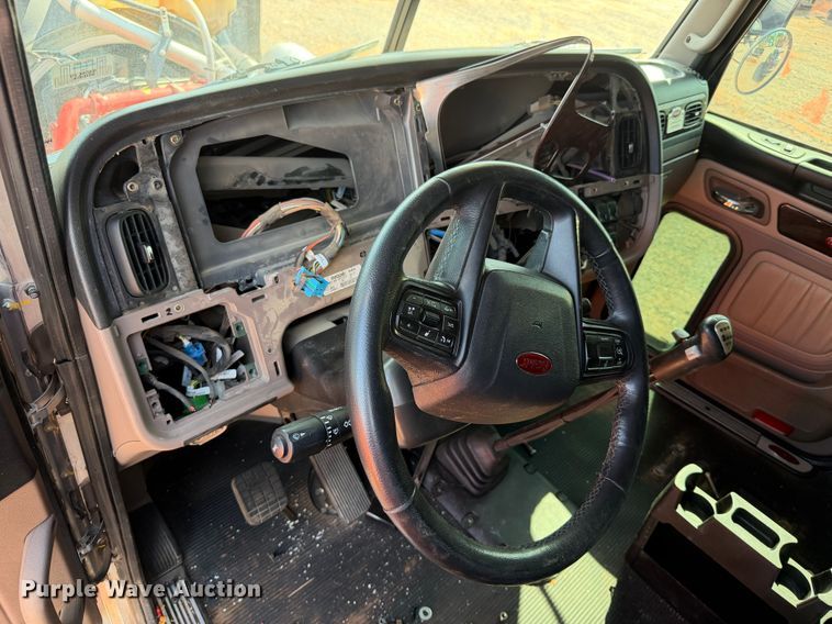 image for item YA3183 2023 Peterbilt 389 semi truck