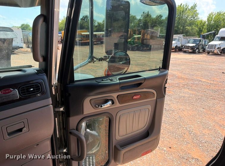 image for item YA3183 2023 Peterbilt 389 semi truck