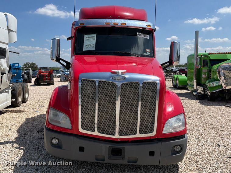 image for item YA3258 2017 Peterbilt 579 semi truck