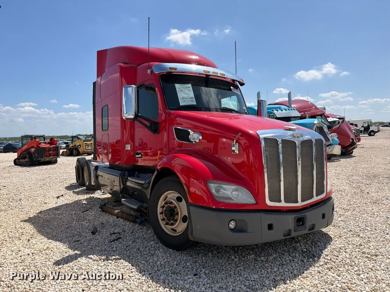 image for item YA3258 2017 Peterbilt 579 semi truck