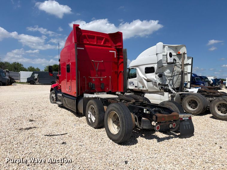 image for item YA3258 2017 Peterbilt 579 semi truck