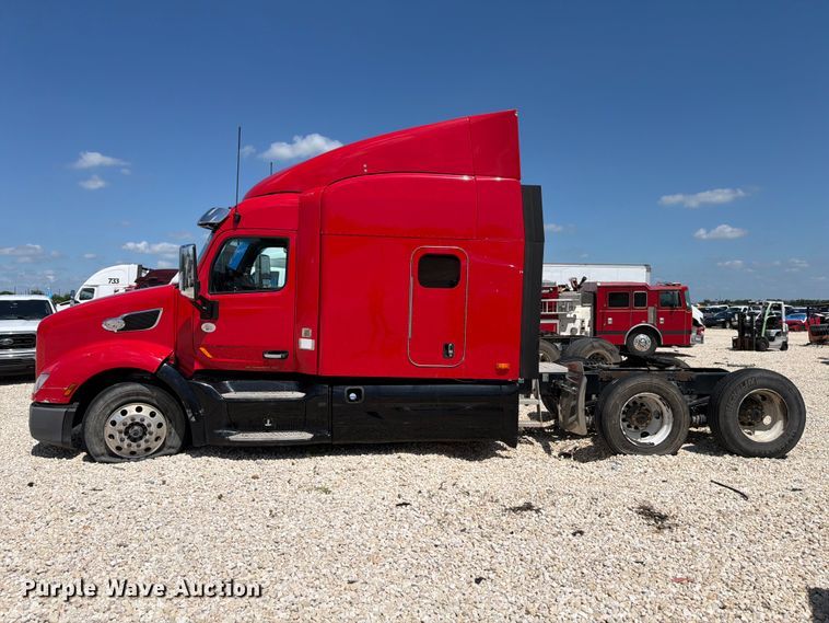image for item YA3258 2017 Peterbilt 579 semi truck