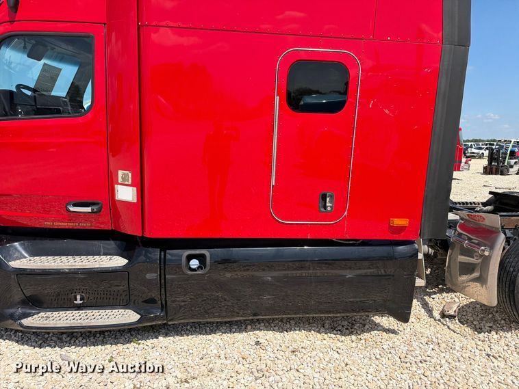 image for item YA3258 2017 Peterbilt 579 semi truck