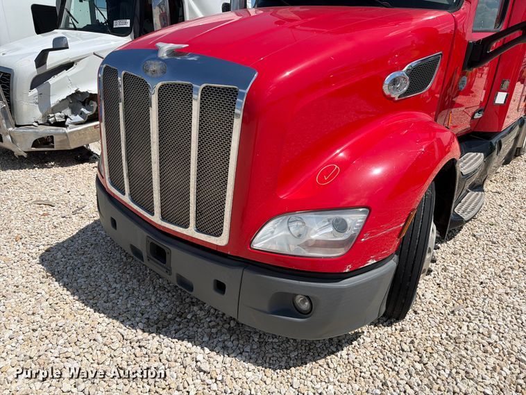 image for item YA3258 2017 Peterbilt 579 semi truck