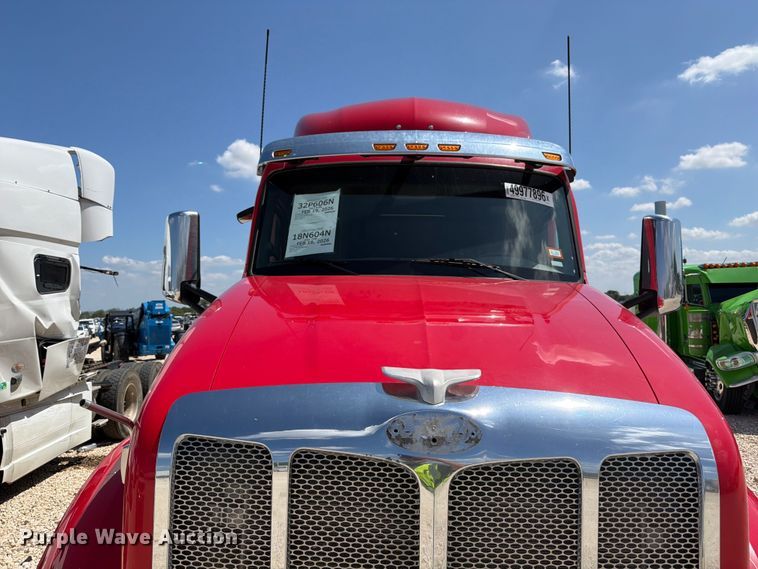 image for item YA3258 2017 Peterbilt 579 semi truck