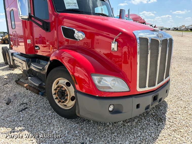 image for item YA3258 2017 Peterbilt 579 semi truck