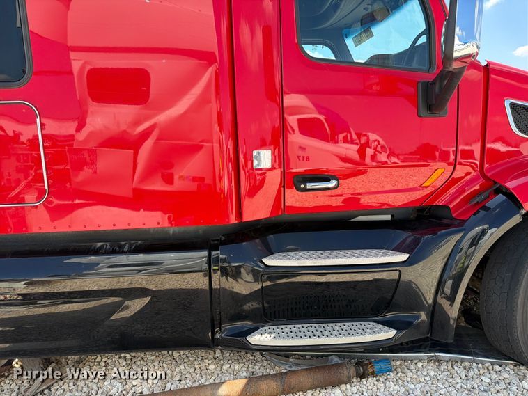 image for item YA3258 2017 Peterbilt 579 semi truck
