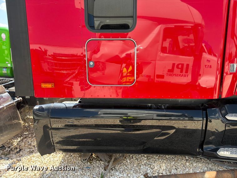 image for item YA3258 2017 Peterbilt 579 semi truck