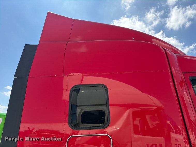 image for item YA3258 2017 Peterbilt 579 semi truck