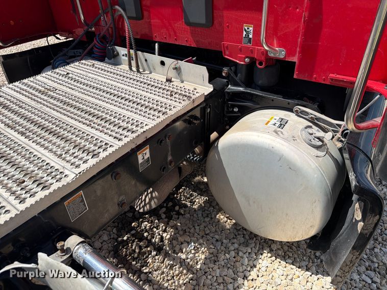 image for item YA3258 2017 Peterbilt 579 semi truck