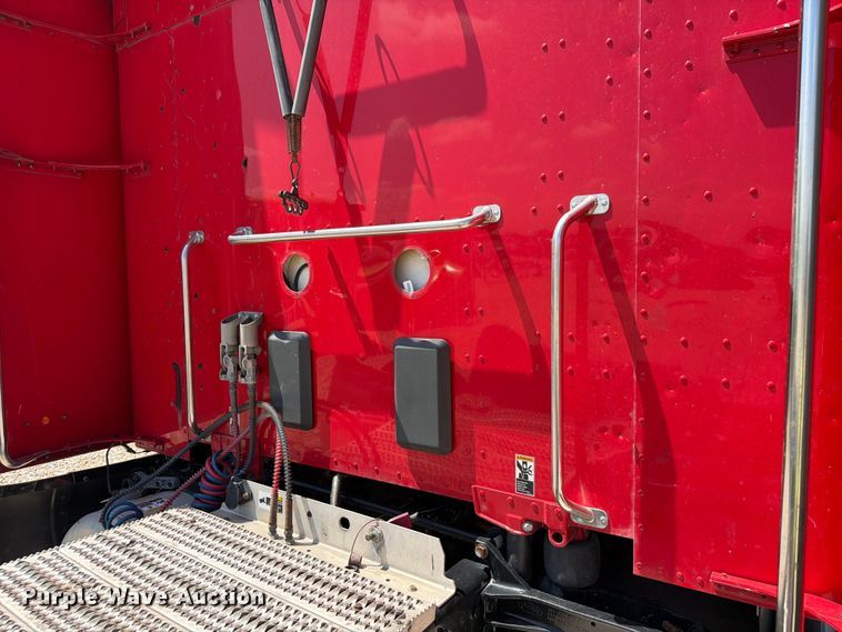 image for item YA3258 2017 Peterbilt 579 semi truck