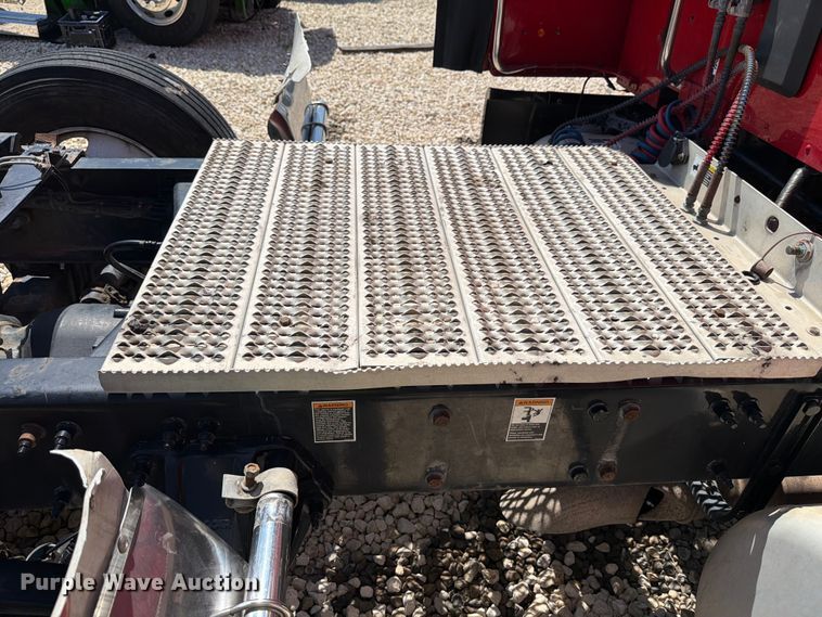 image for item YA3258 2017 Peterbilt 579 semi truck