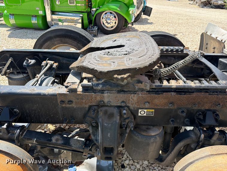 image for item YA3258 2017 Peterbilt 579 semi truck