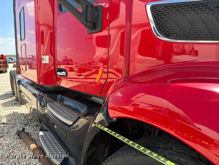 image for item YA3258 2017 Peterbilt 579 semi truck