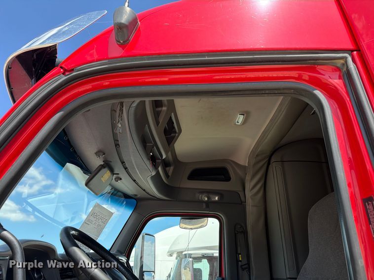 image for item YA3258 2017 Peterbilt 579 semi truck
