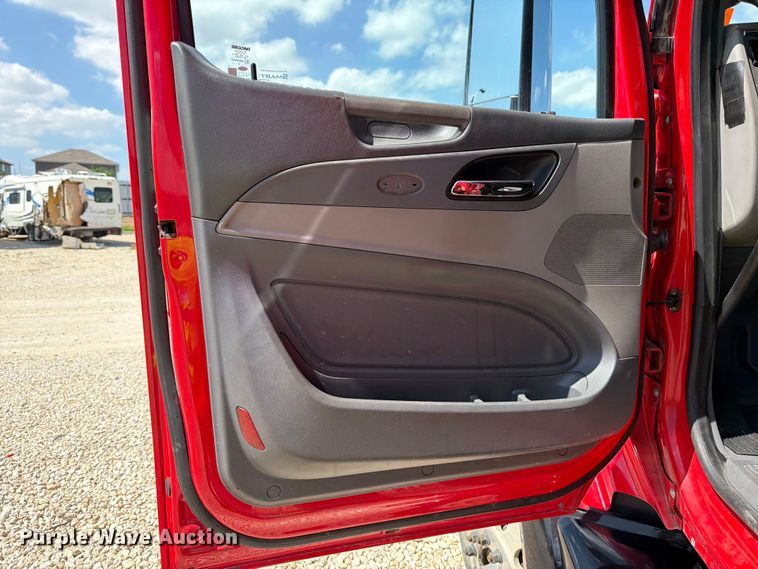 image for item YA3258 2017 Peterbilt 579 semi truck