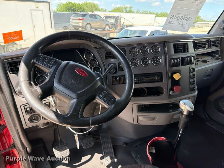 image for item YA3258 2017 Peterbilt 579 semi truck