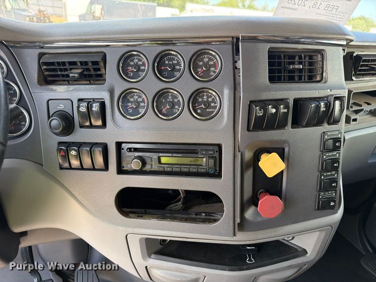 image for item YA3258 2017 Peterbilt 579 semi truck
