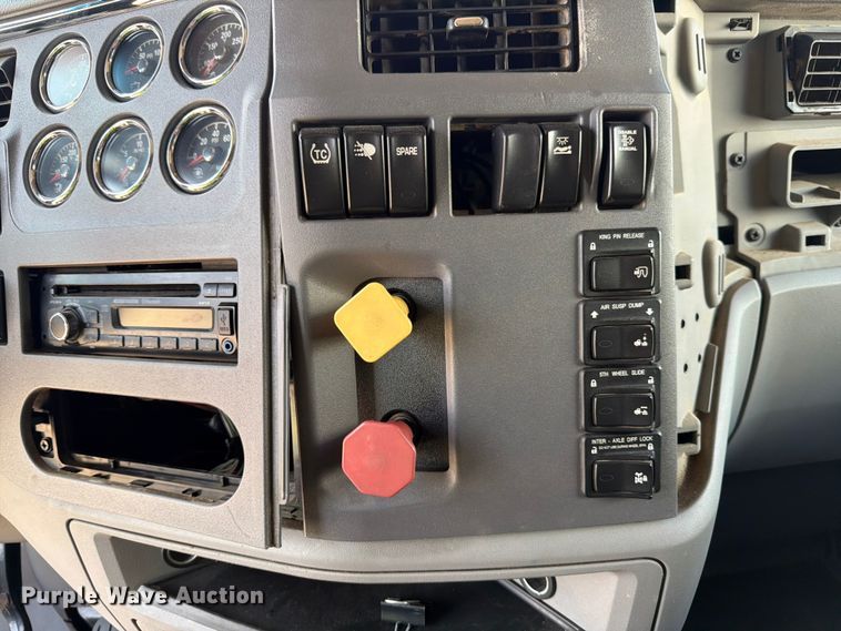 image for item YA3258 2017 Peterbilt 579 semi truck