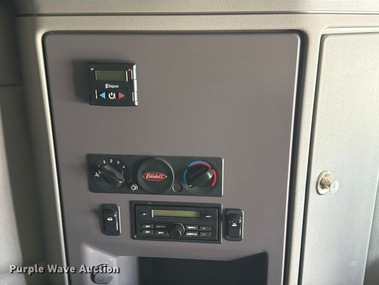 image for item YA3258 2017 Peterbilt 579 semi truck