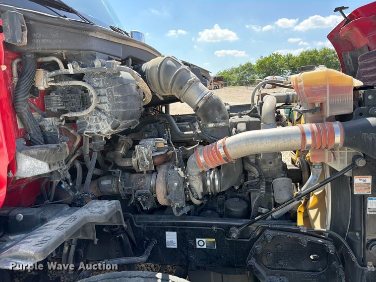 image for item YA3258 2017 Peterbilt 579 semi truck