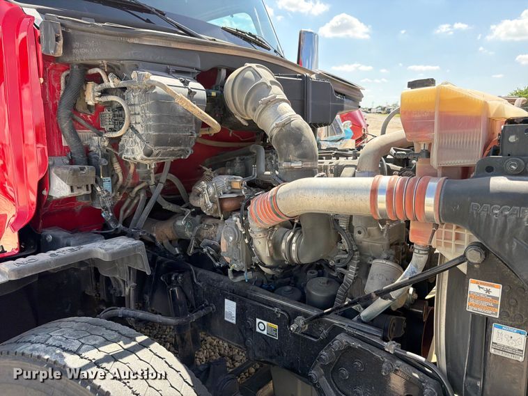 image for item YA3258 2017 Peterbilt 579 semi truck