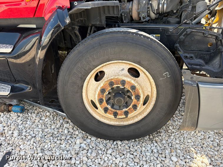 image for item YA3258 2017 Peterbilt 579 semi truck