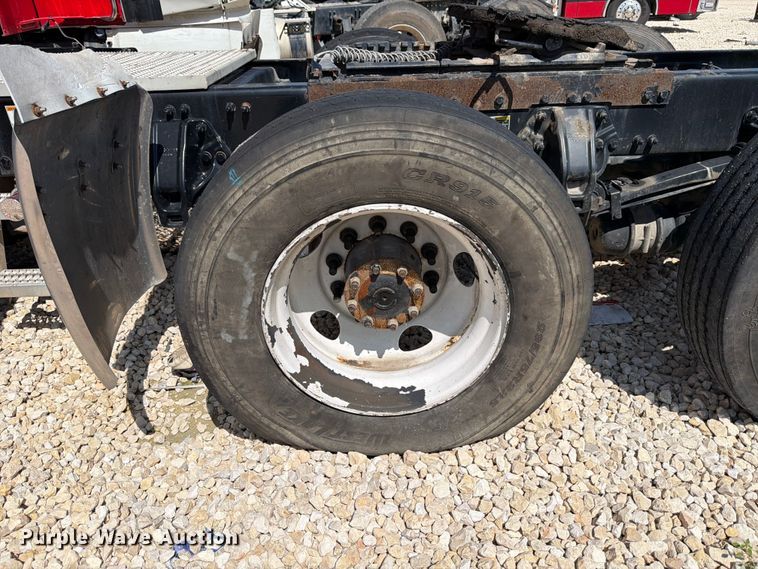 image for item YA3258 2017 Peterbilt 579 semi truck