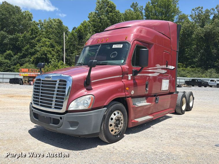 image for item YA3430 2016 Freightliner Cascadia semi truck